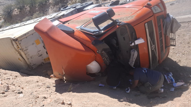 Accidente en solitario de un camión en la Ruta 7: ocurrió en el kilómetro 1112.Foto: Gentileza.