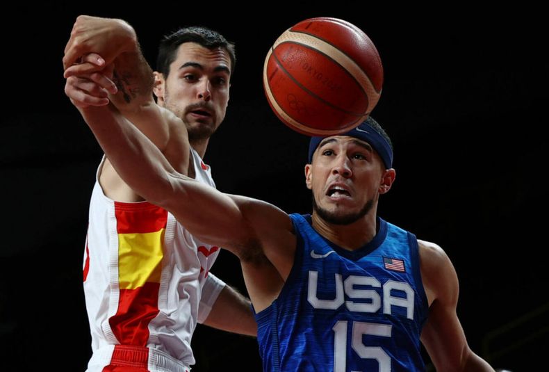 Tokyo 2020 olympics basketball men quarterfinal spain v united states saitama super arena saitama japan august 3 2021 devin booker of the united states in action with alberto abalde of spain reuters sergio perez