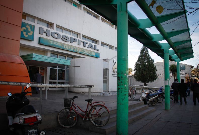 Policía herido, hospital diego paroissien, parisien