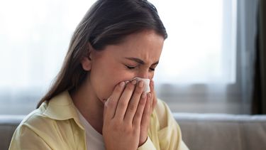 Crecen las enfermedades respiratorias con la llegada del frío: en qué se diferencian del resfrío de verano