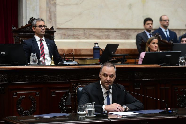 El Jefe de Gabinete gana tiempo para evitar una interpelación en el Congreso.