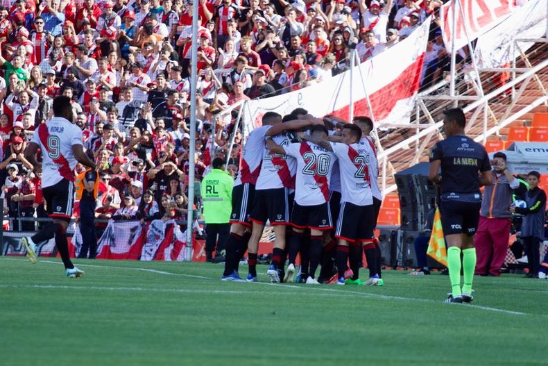 River Plate festeja con Gallardo el gol de Zucculini.
