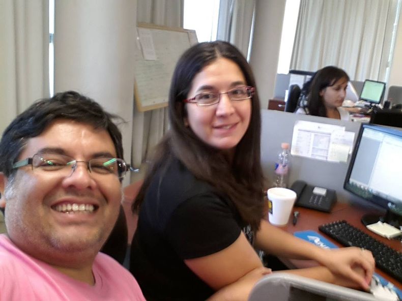 Rodrigo junto a su amiga y compañera Soledad Blat en la redacción de Sitio Andino