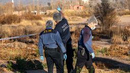 Policía Científica trabajó sobre los restos hallados en el asentamiento Rodrigo de Tunuyán.