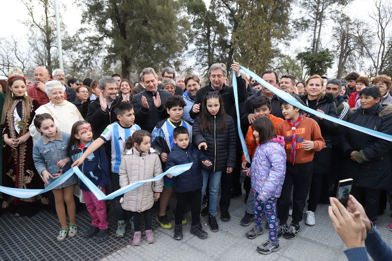 Emir Félix inauguró la plaza Espínola junto a cientos de vecinos.