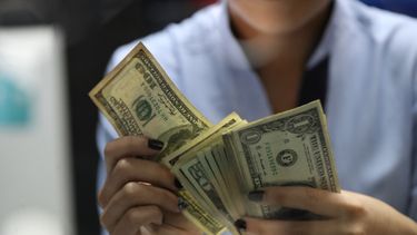 El dólar profundiza su caída