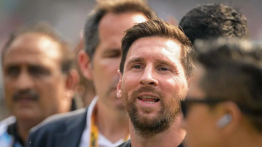 Lionel Messi interactúa con chicos y fanáticos.