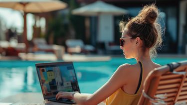 Sitio Andino | mujer-trabajando-piscina remoto home office vacaciones notebook playa work verano