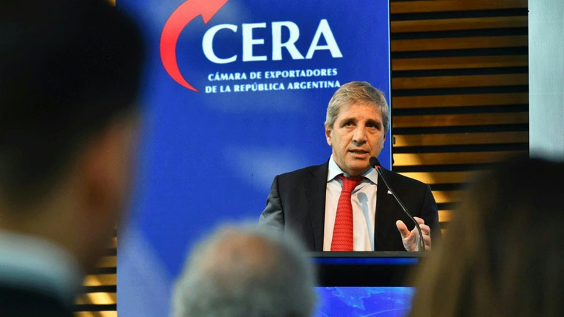 Luis Caputo en la Cámara de Exportadores festejo el cuarto presupuesto con 
