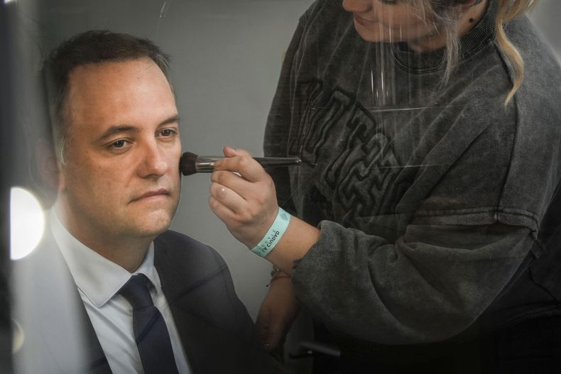 El mapa de las fortunas del Poder Ejecutivo sufrió un fuerte reordenamiento, luego de que el jefe de Gabinete, Manuel Adorni, oficializara ante la Oficina Anticorrupción (OA) su demorada y polémica declaración jurada (DDJJ) correspondiente al período fiscal 2025. El documento público no solo blanqueó activos que el propio funcionario admitió haber omitido en el pasado, sino que lo posiciona significativamente más arriba en el ranking de los integrantes más acaudalados del Gabinete libertario, de acuerdo a los últimos documentos disponibles. FOTO NA CLAUDIO FANCHI