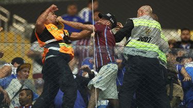 Videos: otra vez, en Brasil, la policía reprimió a hinchas de Godoy Cruz