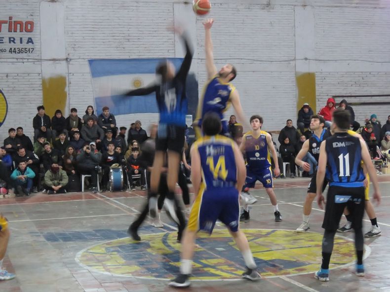 Básquet. Comienzo del partido.