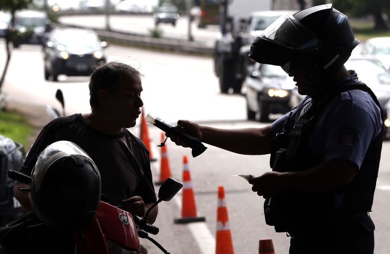 El gobernador Alfredo Cornejo acordó con el INTI la creación de un espacio para verificar los medidores de alcohol en la provincial.