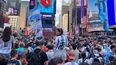 Mundial 2026: marea albiceleste en Times Square con un multitudinario banderazo de hinchas argentinos.