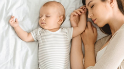 El riesgo de muerte súbita es ocho veces mayor cuando los bebés duermen en la cama de los padres