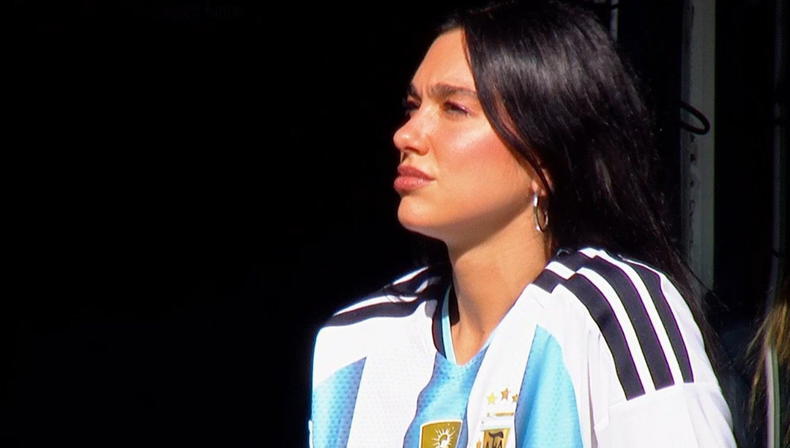 Dua Lipa asistió al encuentro luciendo la camiseta de la Selección Argentina