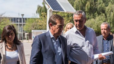 El gobernador Rodolfo Suarez y el ministro de Economía, Enrique Vaquié.