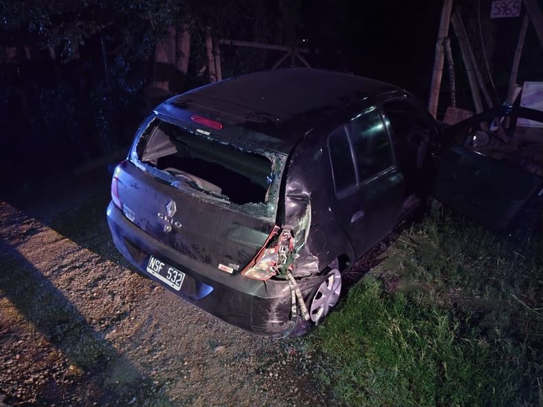 El accidente vial ocurrió cuando una moto impactó contra un auto.