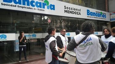 El titular de la Asociación Bancaria en Mendoza, Sergio Giménez, se refirió a la decisión de Javier Milei en torno al Banco de la Nación Argentina.