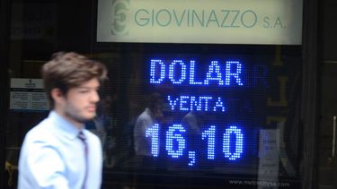 El dólar baja y empieza a ser un problema