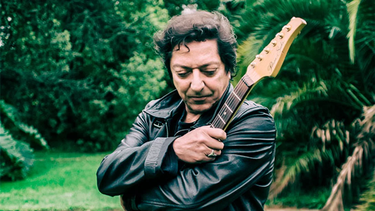 Investigan a Julio Moura, guitarrista de la banda Virus, por la muerte de su pareja en La Plata.