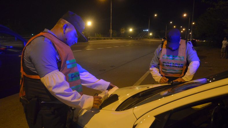 Godoy Cruz: dormía ebrio en su auto, quisieron identificarlo y casi embiste a un policía.