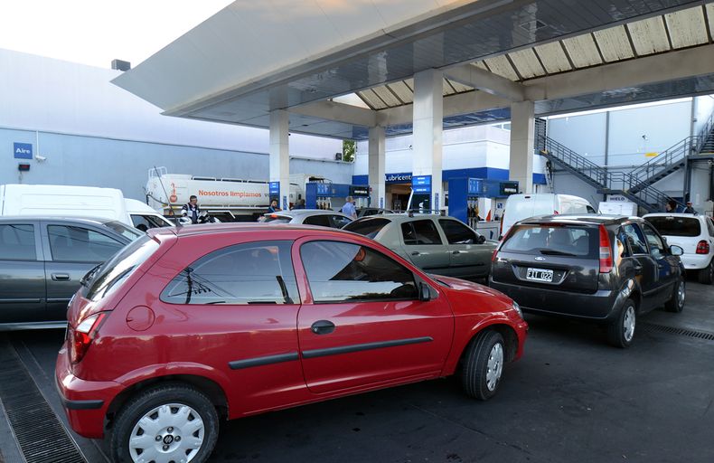 Las colas de autos a la espera de cargar combustible se repiten en toda Mendoza. Para colmo, esperan una nueva suba de precios