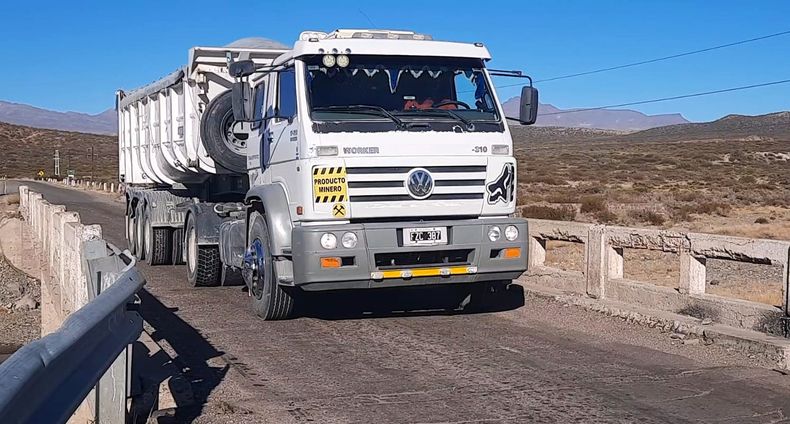El viejo puente sobre el Río Malargüe es de una sola mano y debe soportar carga pesada.