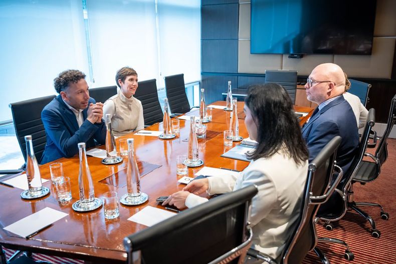 La ministra de Energía y Ambiente, Jimena Latorre, y Lucas Erio, director de Hidrocarburos; se reunieron con Christopher McPherson, viceministro de Empleo, Economía, Comercio e Inmigración del Gobierno de Alberta; Lisa Elliott, directora de Operaciones y Proyectos del JETI y Antonina Castaneda, responsable de Comercio para las Américas del mismo organismo.