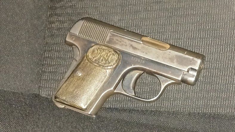 El arma de fuego que portaba la menor de edad. El arma de fuego que portaba la menor de edad.