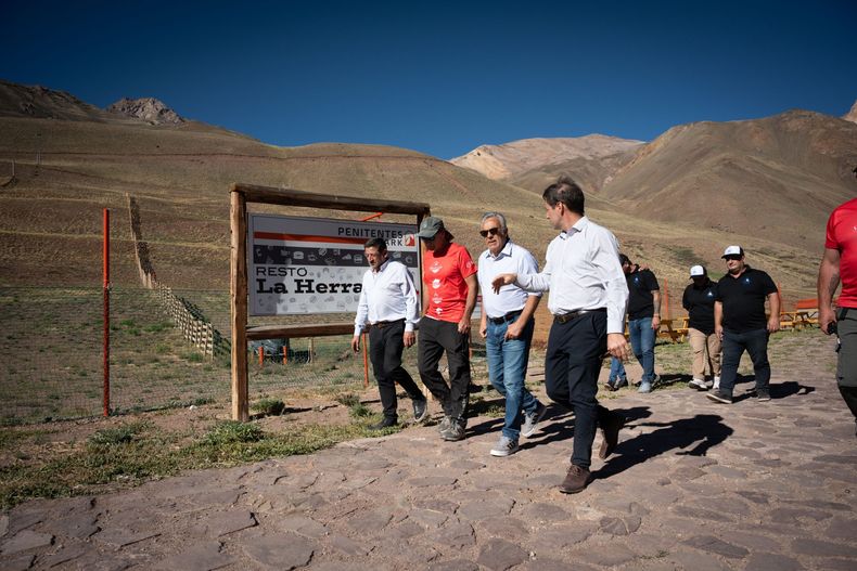 Alfredo Cornejo recorrió las instalaciones. Foto: Prensa Gobierno de Mendoza.