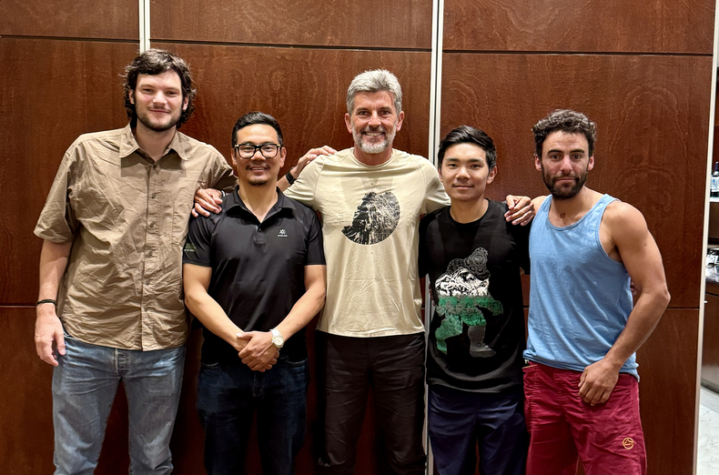 Ulpiano Suarez junto a los montañistas internacionales.