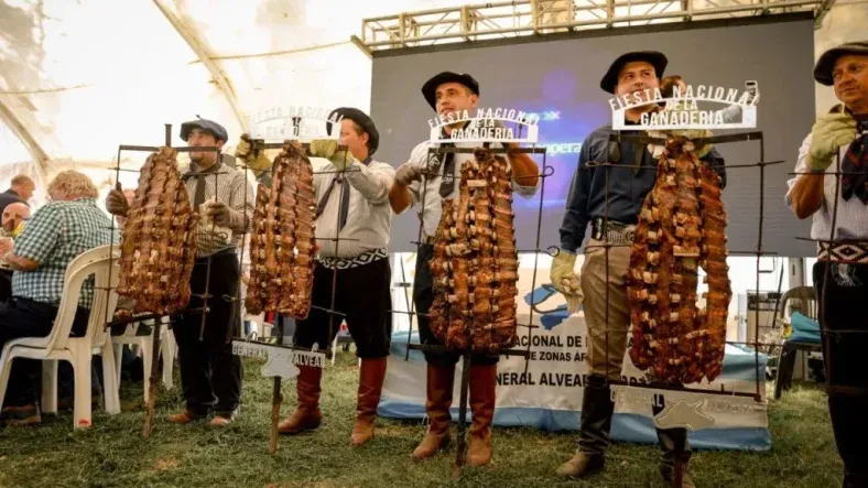 El sábado, General Alvear celebró el Día de Campo, antesala a la Fiesta Nacional de la Ganadería. El sábado, General Alvear celebró el Día de Campo, antesala a la Fiesta Nacional de la Ganadería.