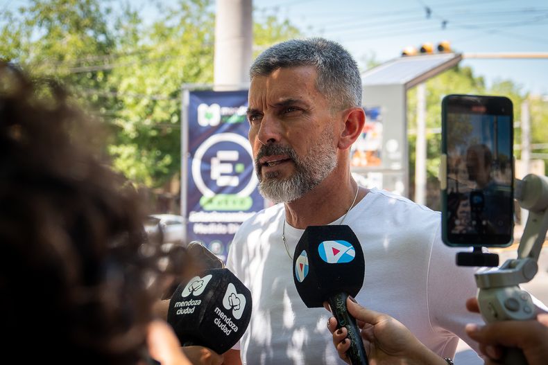 Mendoza. El plan del intendente Ulpiano Suarez para dotar de pistolas taser a los preventores