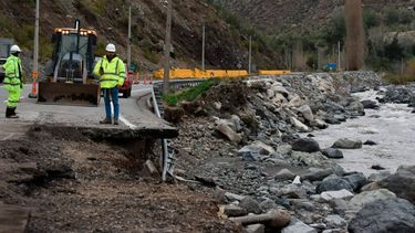 Las precipitaciones produjeron desplazamientos de tierras y derrumbes que obstruyeton el camino en el corredor internacional.