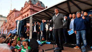 El ministro y candidato Sergio Massa con la Casa Rosada de fondo anunció la eliminación de la cuarta categoría del Impuesto a las Ganancias.
