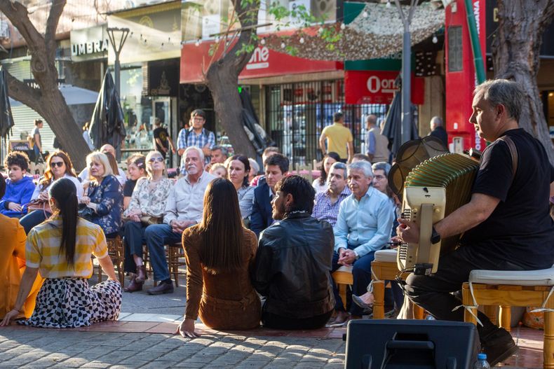 A través de una intervención artística se narró la historia de los comercios que acompañaron el crecimiento de la Ciudad. 