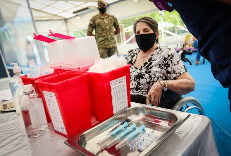 Vacunación, covid 19 , covid 19 mendoza, vacunacion, adultos mayores, mayores de 70, coronavirus, campaña de vacunacion, abuelos, abuelo, vacuna