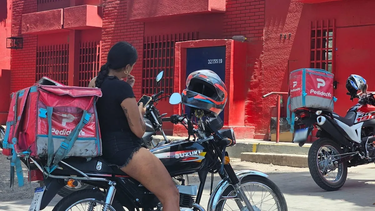 Los trabajadores de plataformas deben entragar pedidios a destajo para obtener un ingreso razonable Los trabajadores de plataformas deben entragar pedidios a destajo para obtener un ingreso razonable