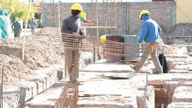En el final de la era Macri, la industria y la construcción cayeron hasta 5,2%
