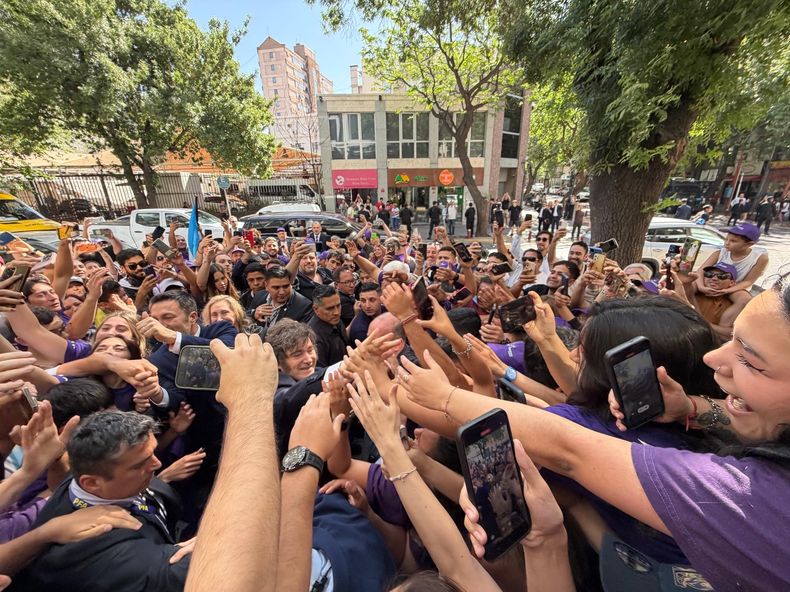 El presidente recorrió el microcentro mendocino