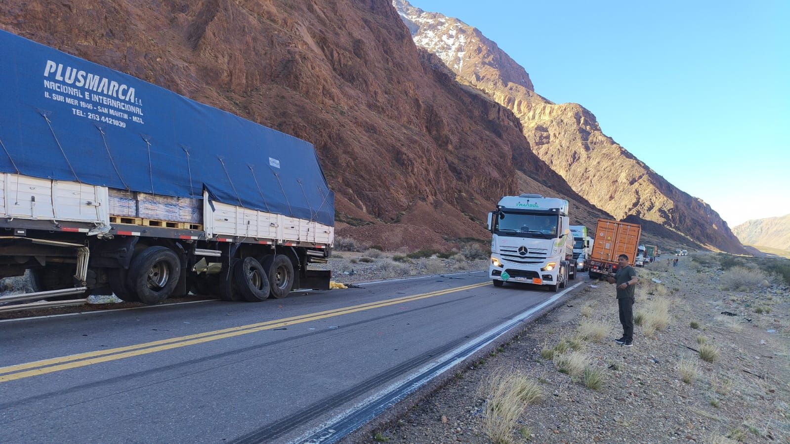 Choque entre cuatro camiones en Uspallata: un conductor quedó atrapado y fue trasladado al hospital Choque entre cuatro camiones en Uspallata: un conductor quedó atrapado y fue trasladado al hospital