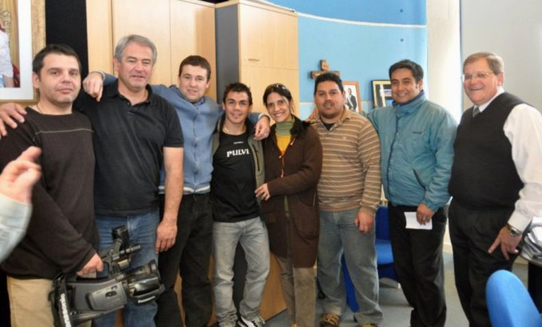 Roberto Ordoñez en su paso por Malargüe, rodeado de periodistas, fotógrafos, y junto al ex campéon del Mundo Juan Carlos Reveco, y el ex intendente Juan Agulles.
