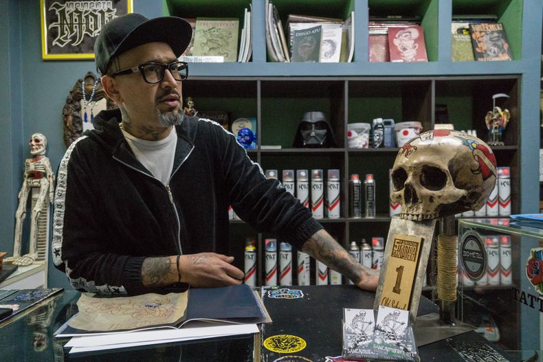 Pedro Calderón comenzó a trabajar y formarse como tatuador en el año 2000.