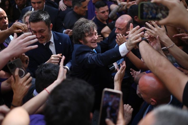 Imagen del arribo de Javier Milei a la Ciudad de Mendoza. Luego se cambió y encabezó una recorrida por el microcentro.
