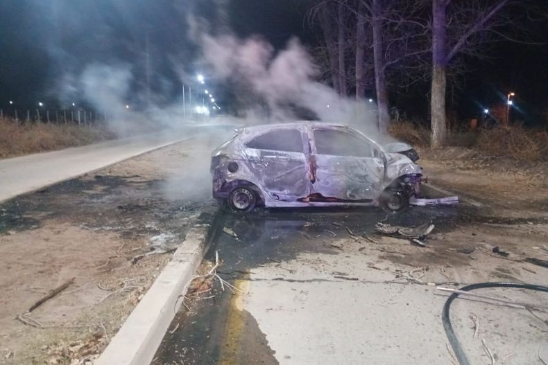 Fatal accidente en San Martín: chocó contra un árbol y murió tras incendiarse su auto