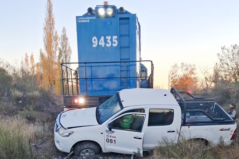 Tremendo accidente vial entre un tren de cargas y una camioneta en Luján de Cuyo.