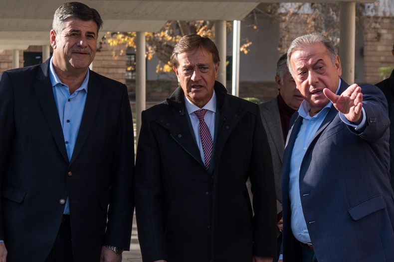 El vicegobernador Mario Abed, el gobernador Rodolfo Suarez y el ministro de Seguridad, Raúl Levrino, en el acto de entrega de nueva movilidad para la Policía.&nbsp;