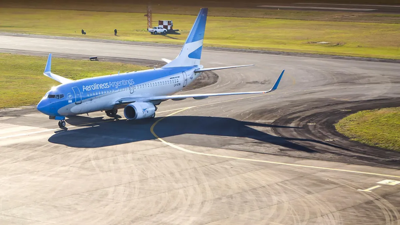 Protestas de aeronáuticos : anuncian 18 días de medidas de fuerza.