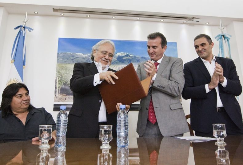 reconocimiento al cantautor Carlos Pocho Sosa por sus 50 años de trayectoria. Salón Patricias, Cuarto Piso de Casa de Gobierno., paco perez, chentorbi